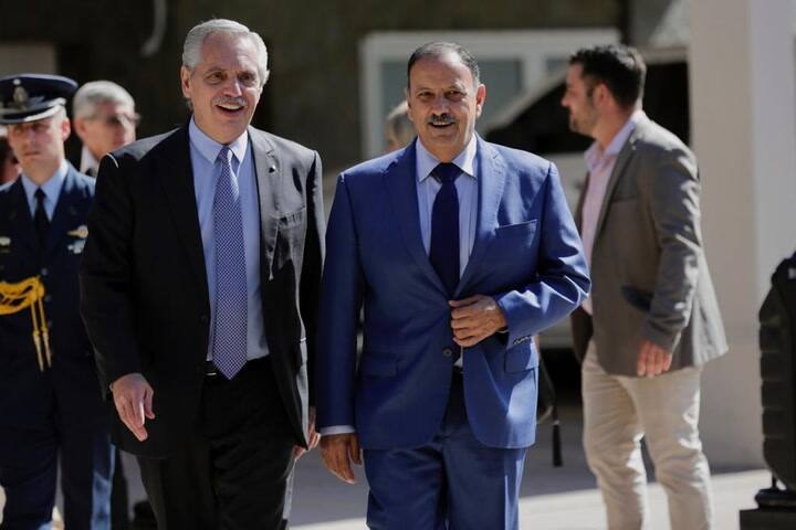 Ricardo Quintela otorgó un bono de $15000 a estatales, pero lo condicionó al resultado de las elecciones