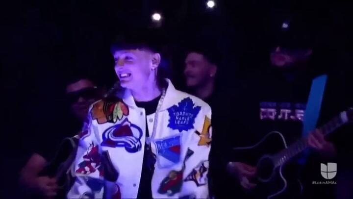 Becky G y Peso Pluma deslumbraron en la presentación del Latin AMAs 2023