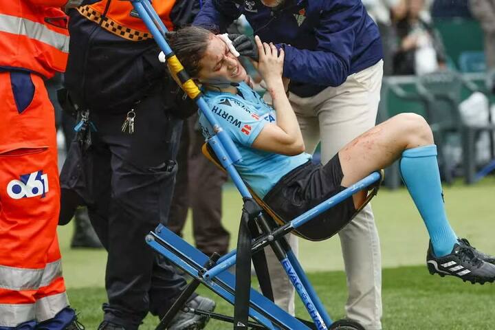 El insólito topetazo de un camarógrafo por el que una jueza de línea debió salir en camilla en España