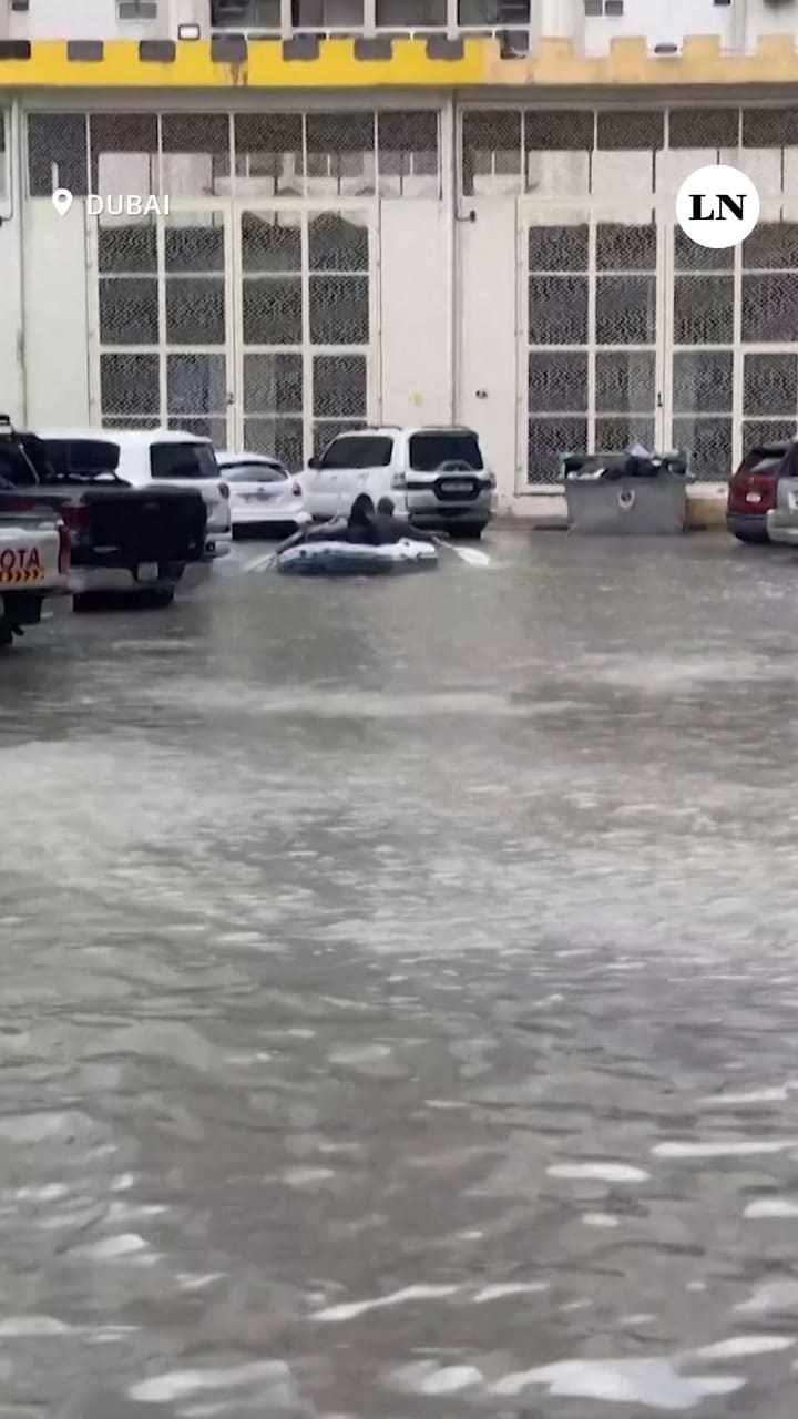 Tras las lluvias que desataron una inundación en Dubai, ciudadanos tuvieron que circular en bote