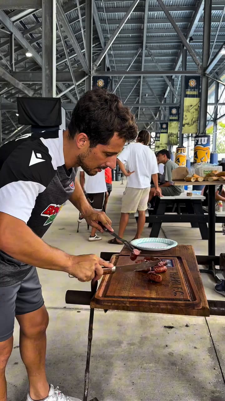 Sebastián Blanco y Lucas Melano prepararon un asado para todo el plantel y también hubo alfajores para compartir