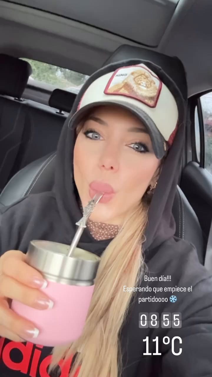 Evangelina Anderson fue a ver un partido de su hijo y se mostró con su compañero incondicional, el mate
