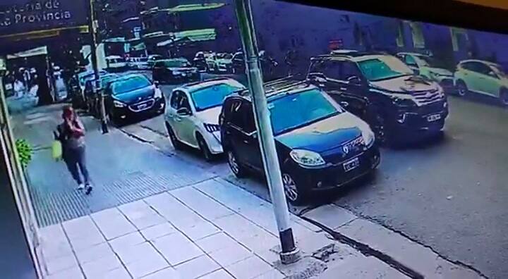 Desesperación de una mujer por sacar a niños de su auto que iba a ser robado