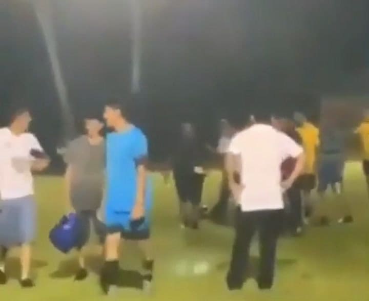 Honduras: un árbitro amenazó con un arma a unos hinchas que lo increpaban