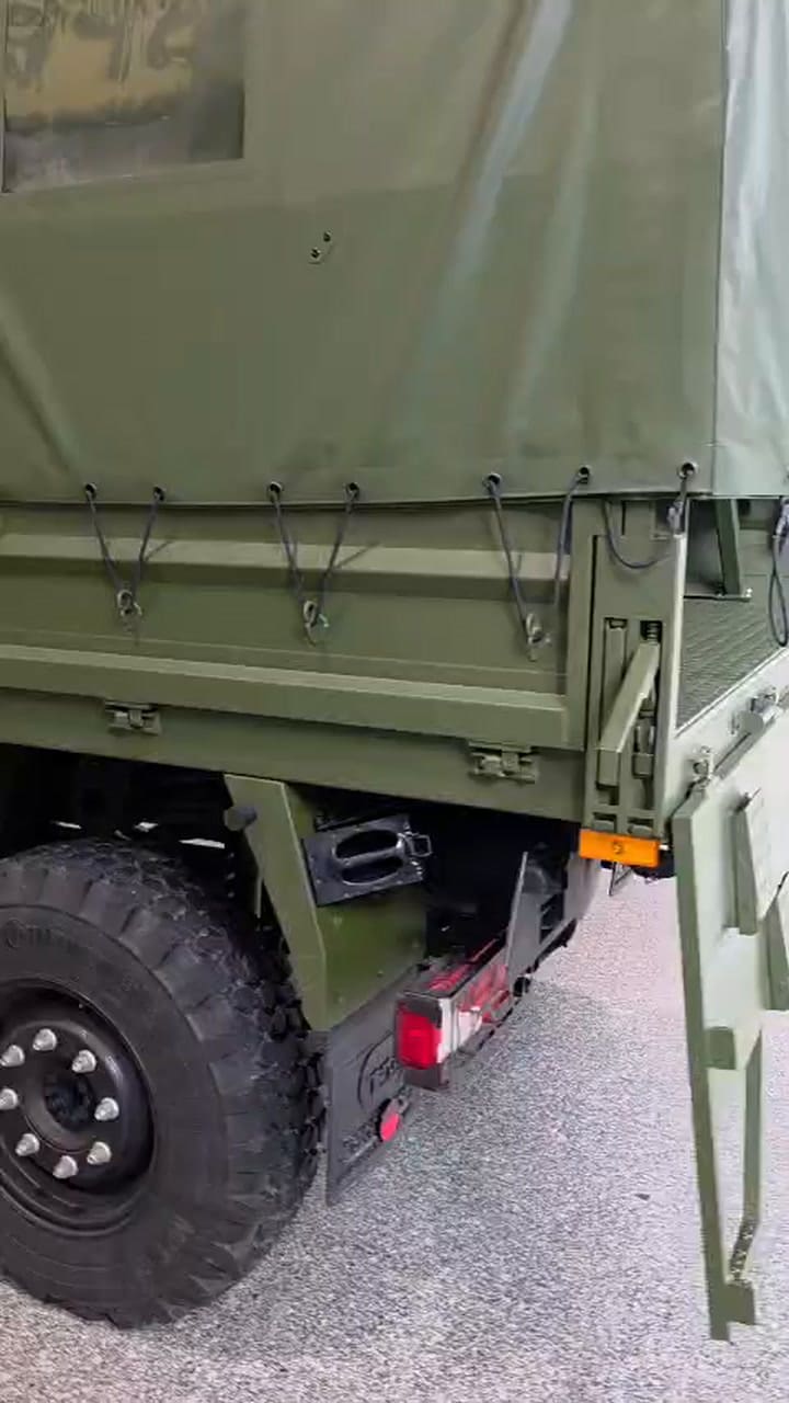 El primer ejemplar de los nuevos camiones Mercedes-Benz que recibirá el Ejercito Argentino