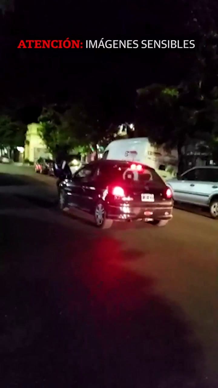 El momento en el que el periodista Ezequiel Guazzora atropella a un policía