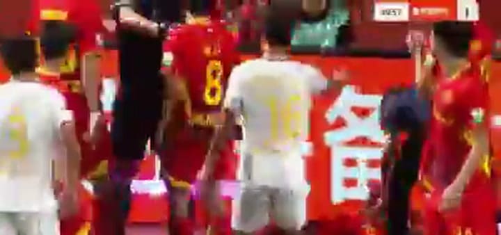 Un futbolista se rompió el cuello en China tras chocar contra valla publicitaria