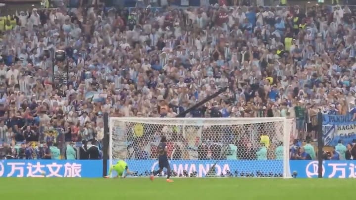 El penal de Kingsley Coman que tapa Emiliano Martínez en la tanda de penales en la final del Mundial
