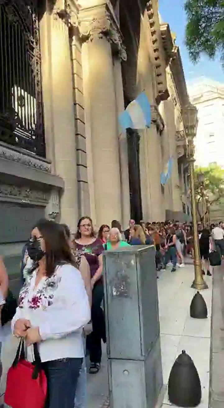 La fila para entrar al Palacio San Martin