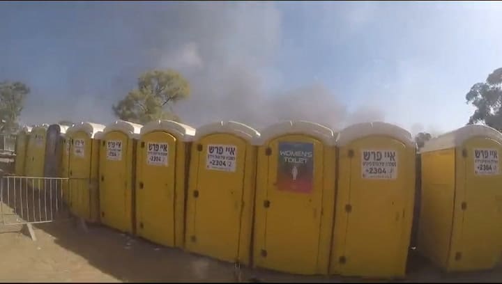 Guerra en Medio Oriente: el video de los terroristas de Hamas que fusilan a jóvenes que se escondían en el festival en Israel