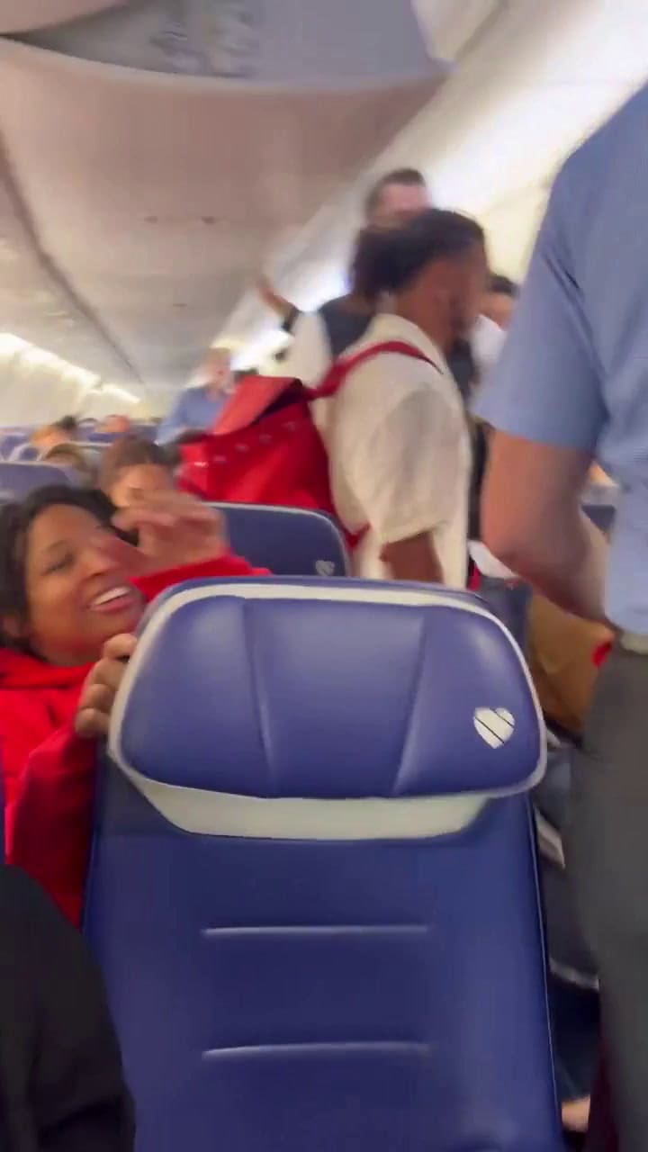Una Violenta Pelea A Bordo De Un Avión En Miami Terminó Con Un Oficial Herido Y Un Pasajero Arrestado
