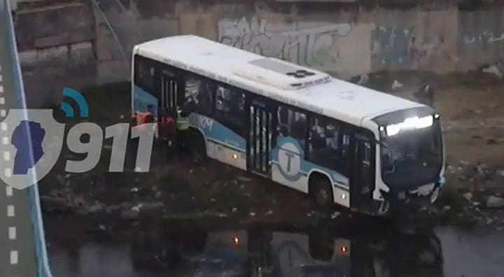 Córdoba: un auto chocó a un colectivo que cayó desde un puente al río Suquia