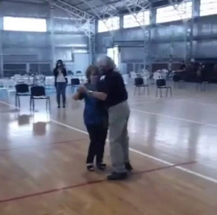 La historia del matrimonio que bailó el vals tras vacunarse contra el Covid
