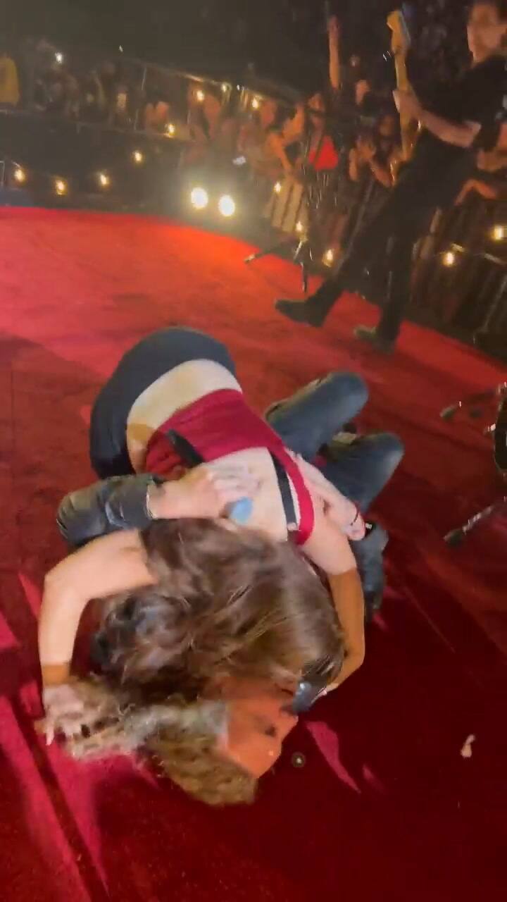 Fanática se le lanza al cantante de Maná y lo tira al suelo