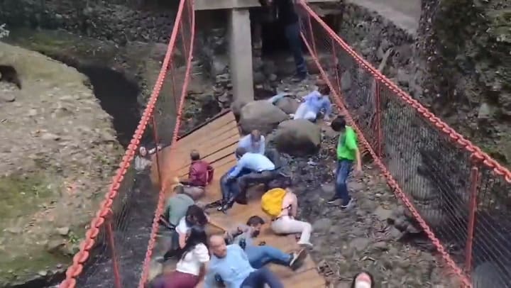 México: al menos 25 heridos por el desplome de un puente colgante