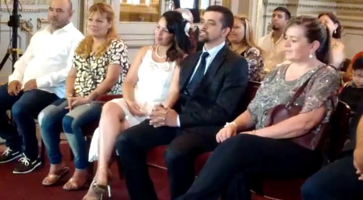 El casamiento de una de las doce parejas que se casaron hoy en el Teatro Colón