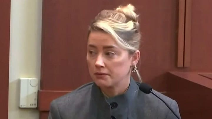 Amber Heard asegura que Johnny Depp le arrojó un teléfono celular en la cara