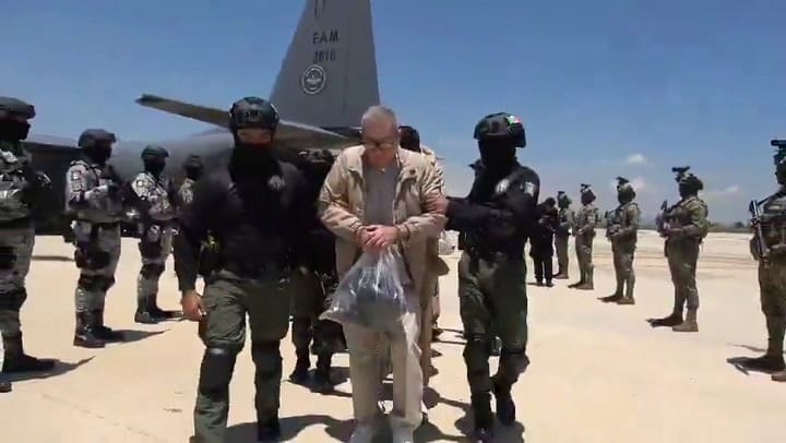 Así fue la llegada de los 26 líderes narcos extraditados de México a Estados Unidos