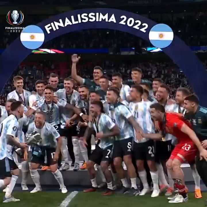 Messi levantando la Finalissima