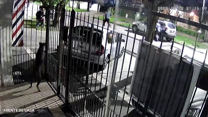 Una mujer y su hijo fueron abordados por motochorros y los vecinos salieron a defenderla