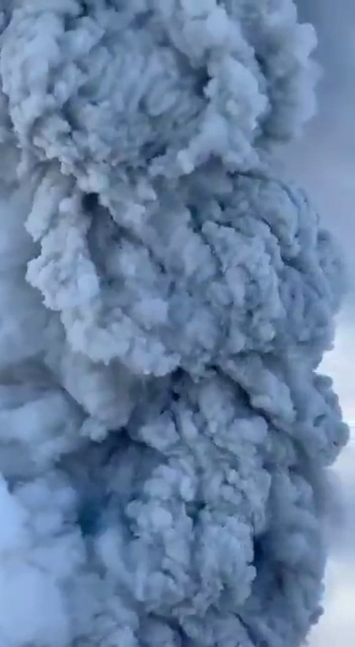 Entró en erupción, enviando cenizas hasta unos 6000 metros, y la columna se dirigió hacia el Océano Pacífico