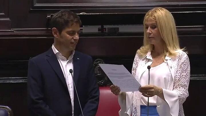 El curioso gesto de Cristina Fernández de Kirchner durante la jura de Kicillof