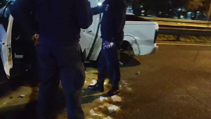 Una camioneta chocó contra un cartel en la avenida General Paz y lo derribó: al menos tres heridos