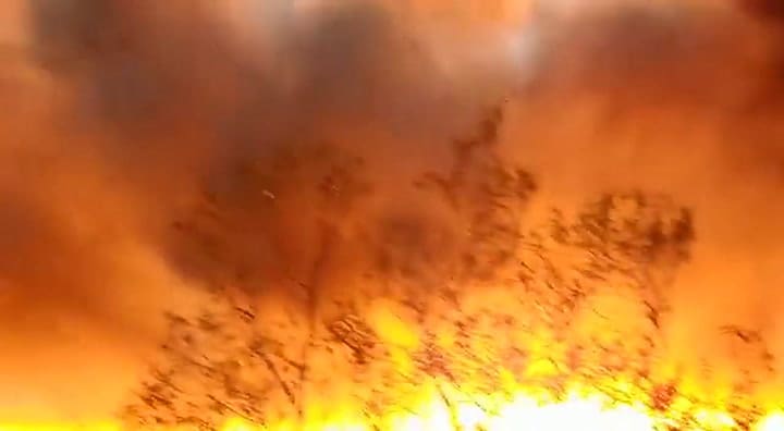 El trabajo de los bomberos en la refinería