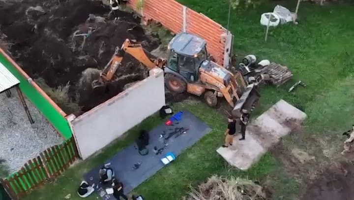 Hallan un arsenal enterrado bajo tierra en Rosario