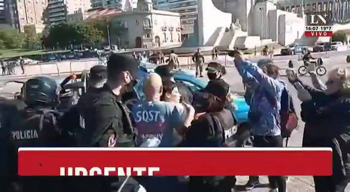 Rosario: marcha, desalojo y detenidos