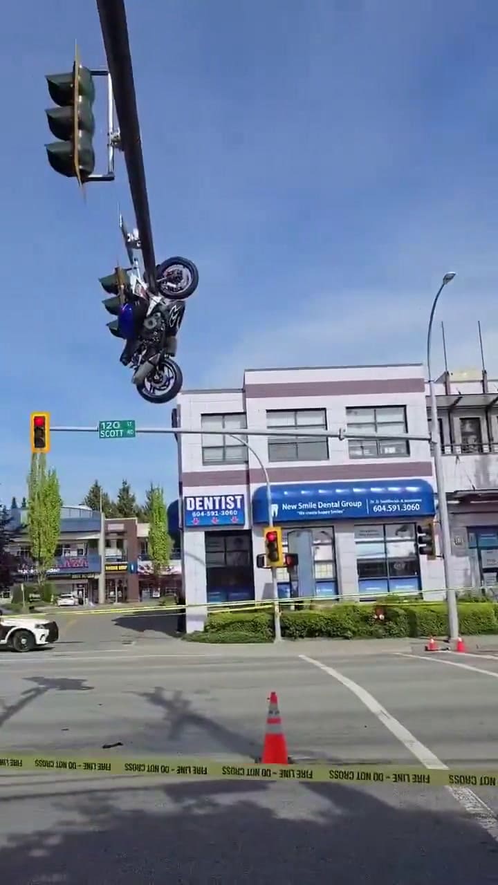 Canadá. ele colidiu com um carro, voou pelos ares e sua motocicleta acabou pendurada em um semáforo.