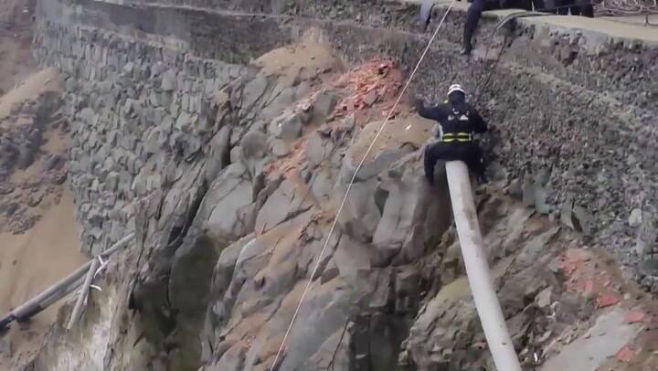 Reanudan la búsqueda de cuerpos del accidente del bus en Perú