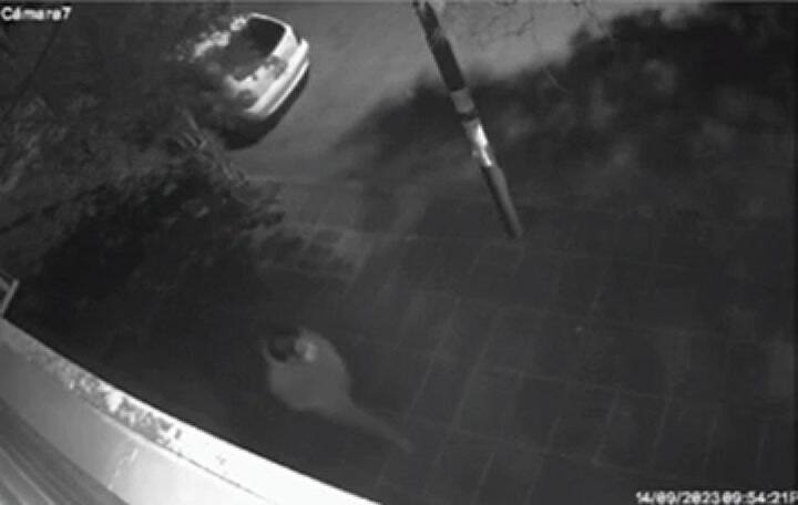 Robaron un auto que estaba estacionado y se lo llevaron empujándolo