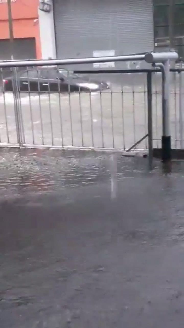 Un auto intenta manejar por San Martín en medio del temporal