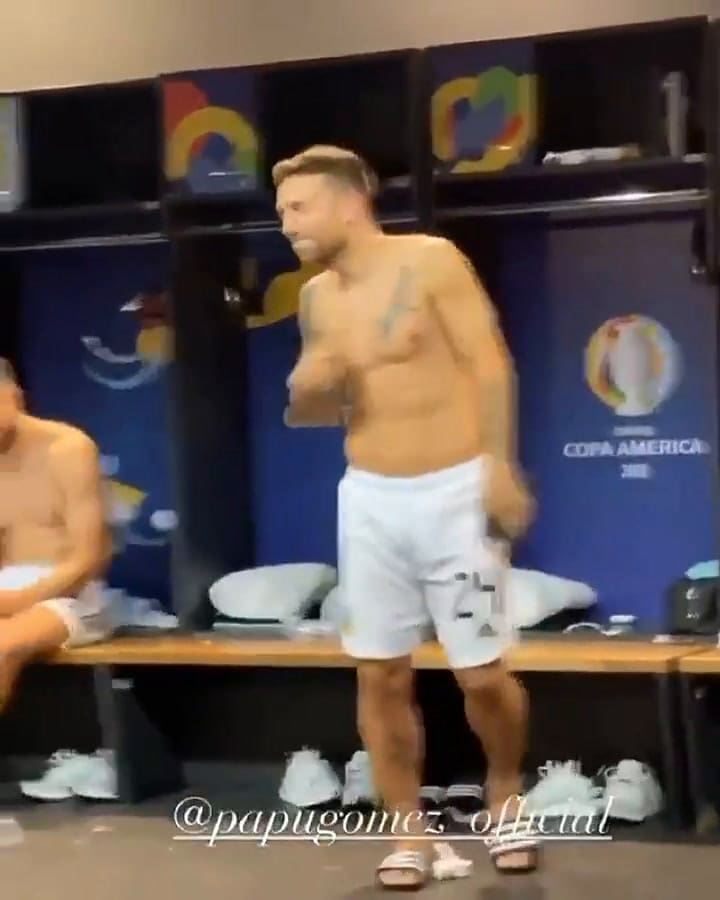 El baile del Papu Gómez en el vestuario - Fuente: Twitter