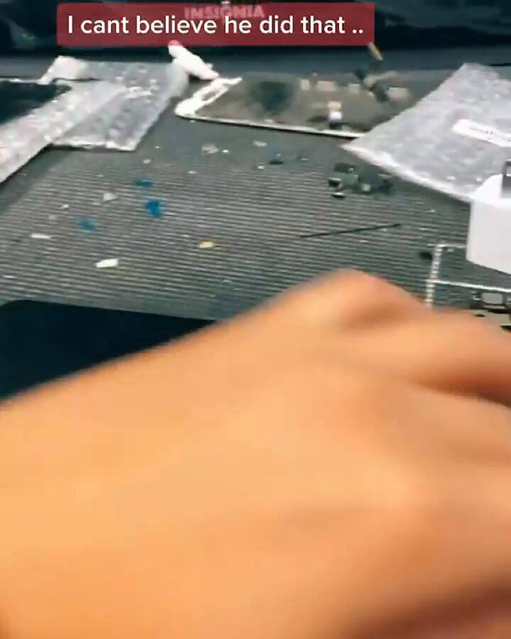 Un técnico abrió un celular dañado y encontró una nota que le pedía que no lo arreglara