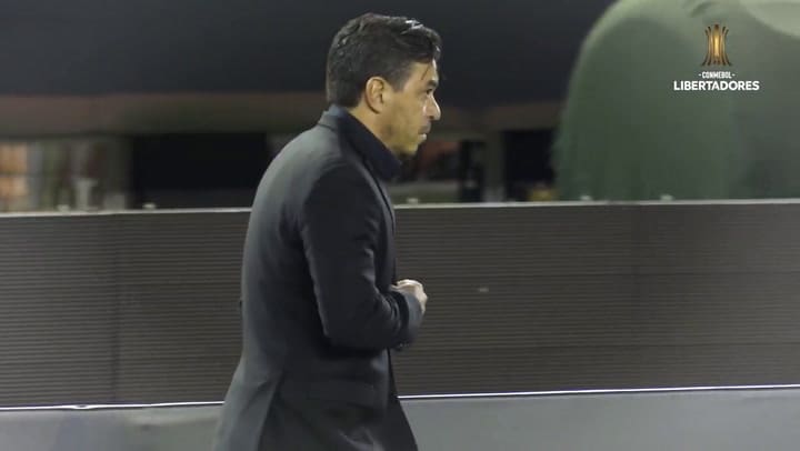 Así dirige Marcelo Gallardo desde el banco de suplentes - Fuente: Conmebol