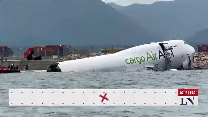Hong Kong: un avion de carga termino en el mar