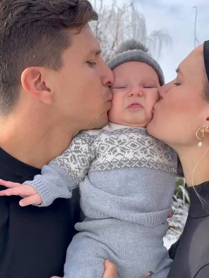 El beso de Eva Bargiela y Gianluca Simeone a su hijo Faustino