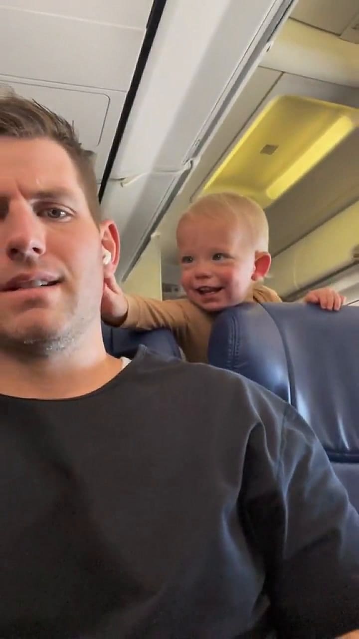 Tiktoker exhibe mal comportamiento de bebé en un vuelo ¿Y los padres?