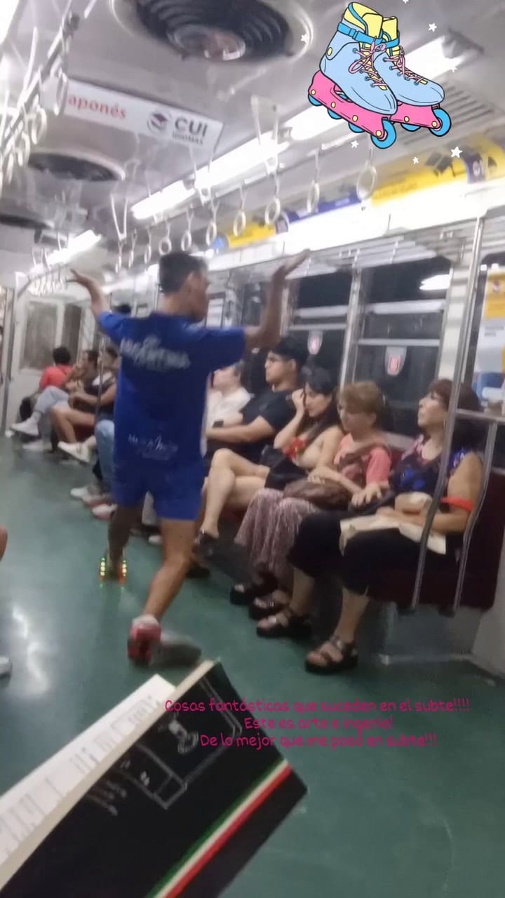 Lucas Benitez es patinador y brinda shows en el subte B