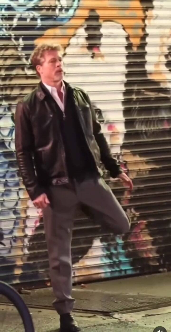 Brad Pitt Esta En New York Filmando La Pelí 'Wolves' Junto A George Clooney, Y Así Se Preparaba Para Grabar Una Escenas Donde Perseguia A Alguien. Sos Todo Brad Y Por Eso Te Amamos