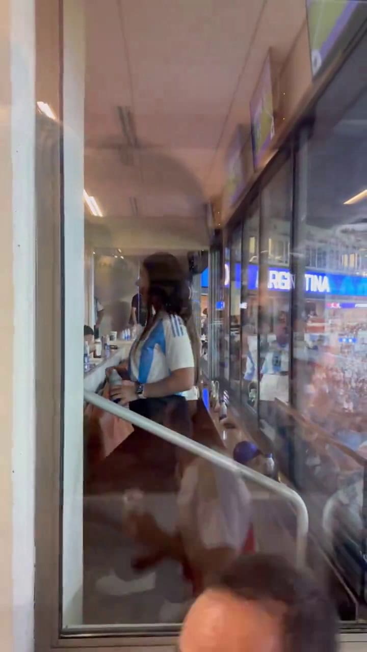 Antonela Roccuzzo y Susana Giménez compartieron palco en el encuentro de la selección argentina