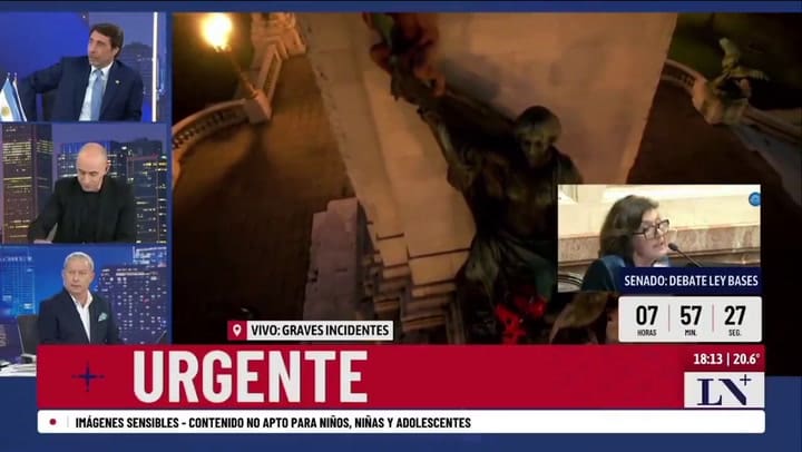 Un hombre desnudo se subió al monumento frente al Congreso