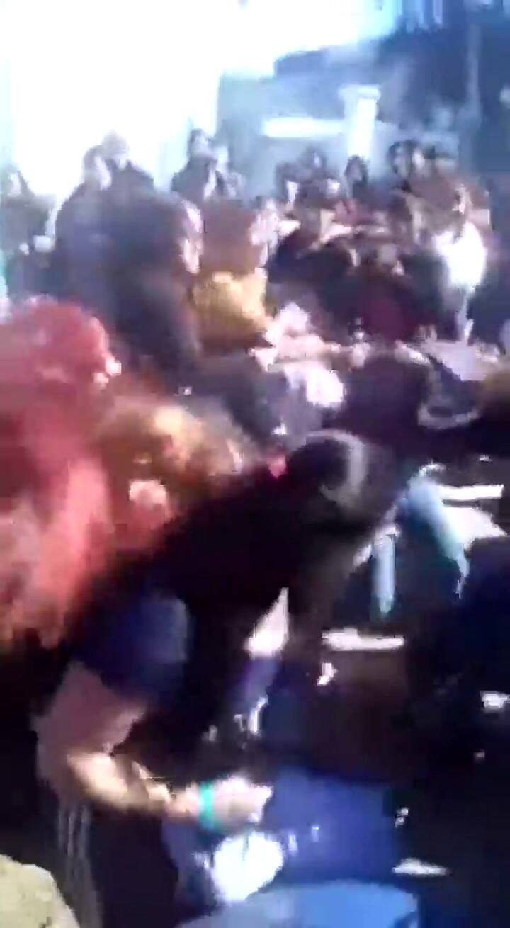 Batalla campal de madres afuera de un jardín de infantes - Fuente: YouTube