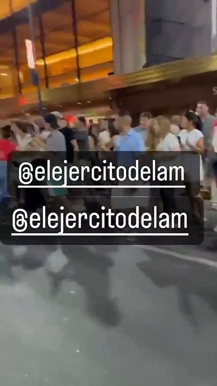 El momento en que una joven fue detenida a la salida del teatro.