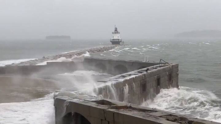 Un tuitero capta la fuerza del mar en Portland