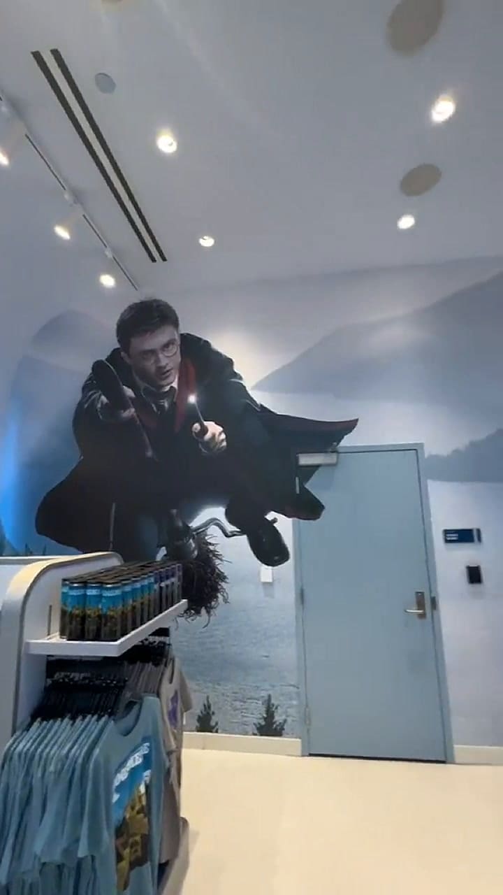 Una viajera mexicana quedó impactada al ver la proyección en el techo del aeropuerto