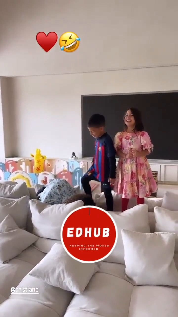 Mateo, el hijo de Cristiano Ronaldo, apareció en público con una remera del Barcelona