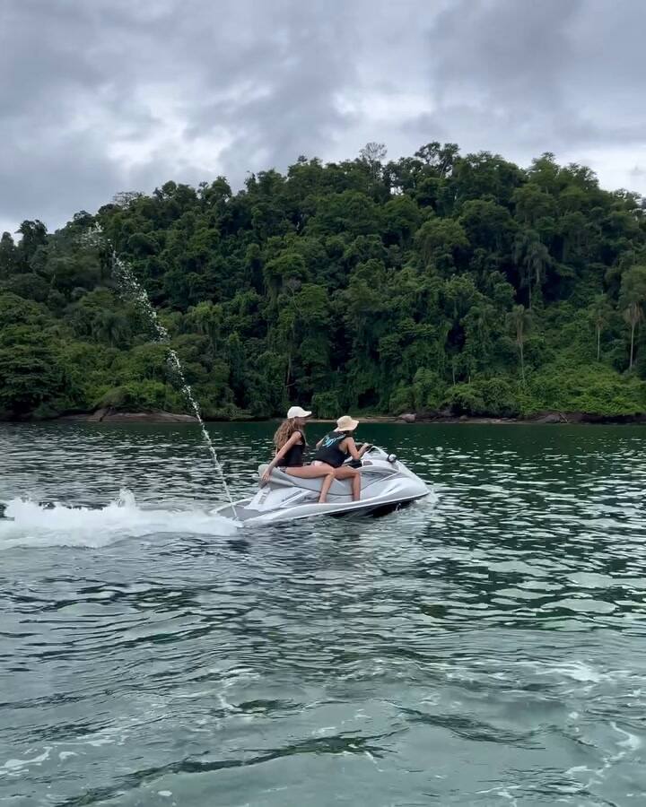 Emilia Mernes en moto de agua por las playas de Brasil